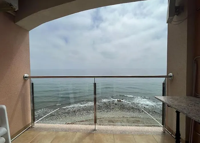 Apartamento A Pie De Playa Con Vistas Al Mar.