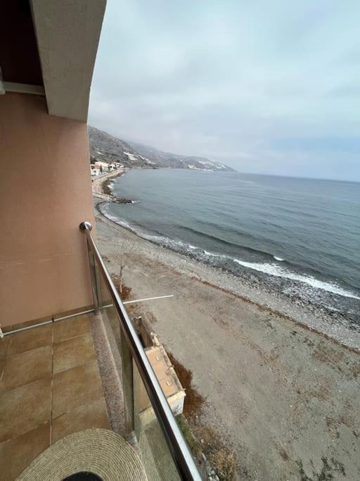 A Pie De Playa Con Vistas Al Mar. *